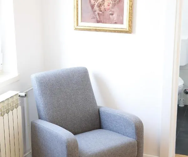 Lorenta Near The ゲストハウス